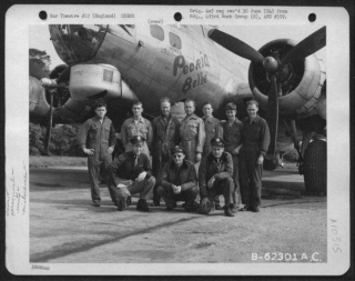 Lt Munday and crew 11-5-45.jpg